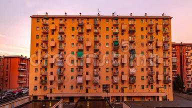 公寓窗户日落到夜晚的时间。 建筑立面时间流逝意大利城市。 白天和夜晚的时间间隔